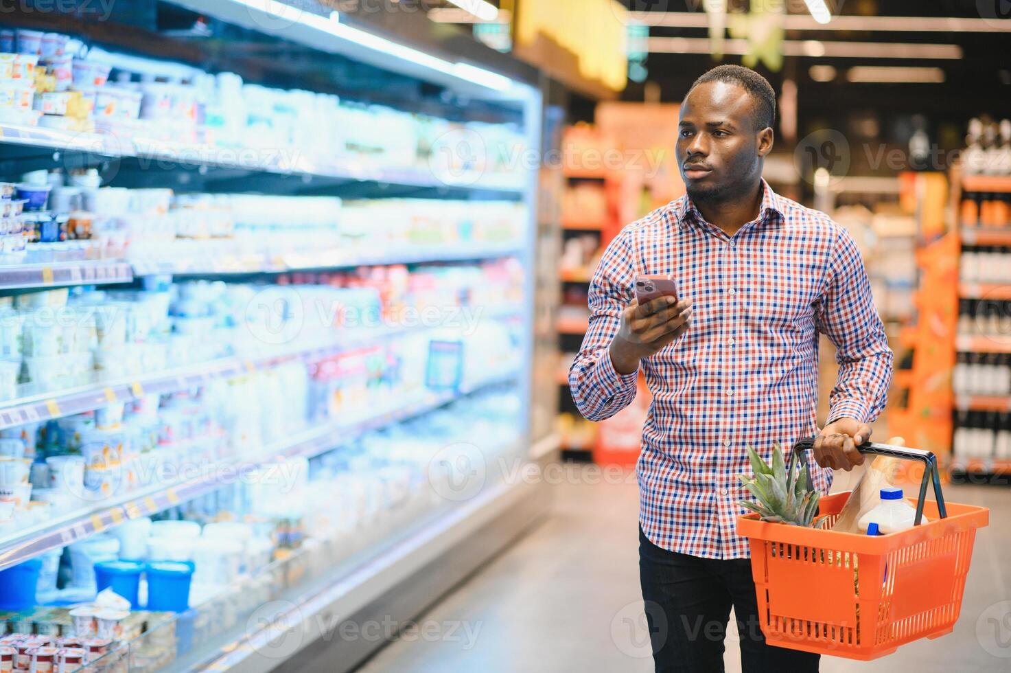 attrayant africain américain homme achats dans une supermarché photo