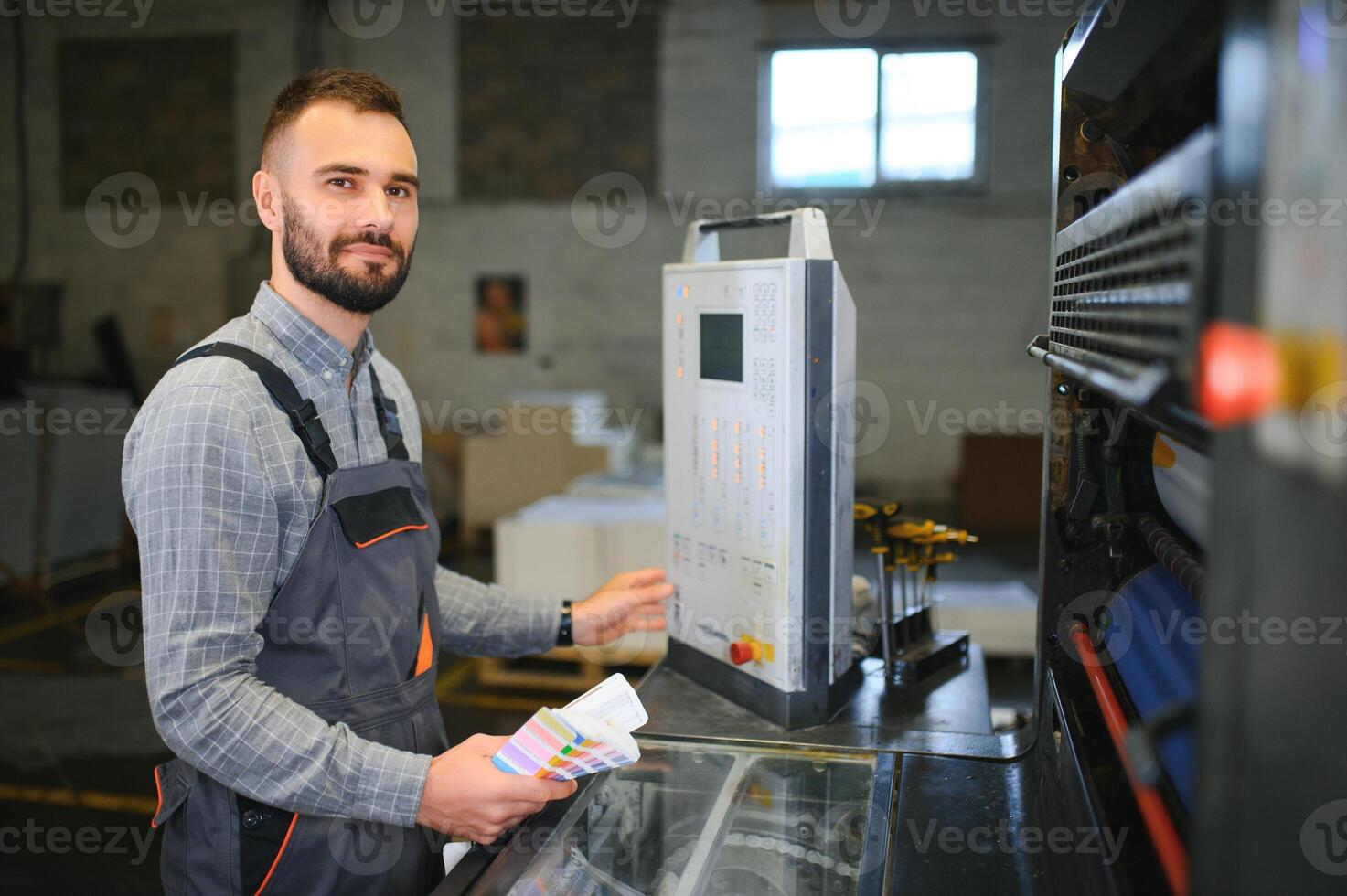 impression maison intérieur avec moderne décalage impression machine et opérateur dans travail uniforme vérification qualité et contrôler processus de impression photo