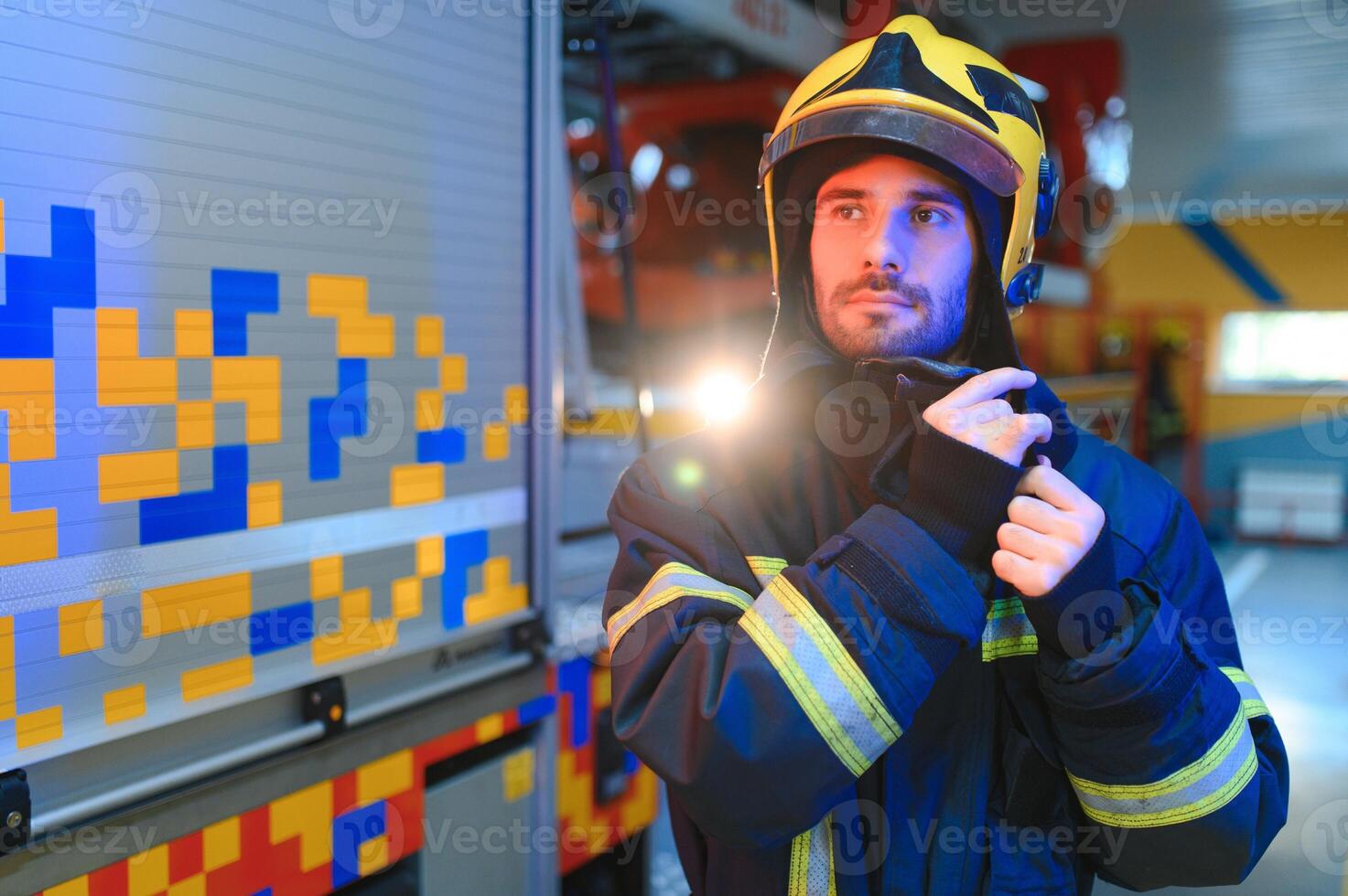 photo de pompier avec gaz masque et casque près Feu moteur