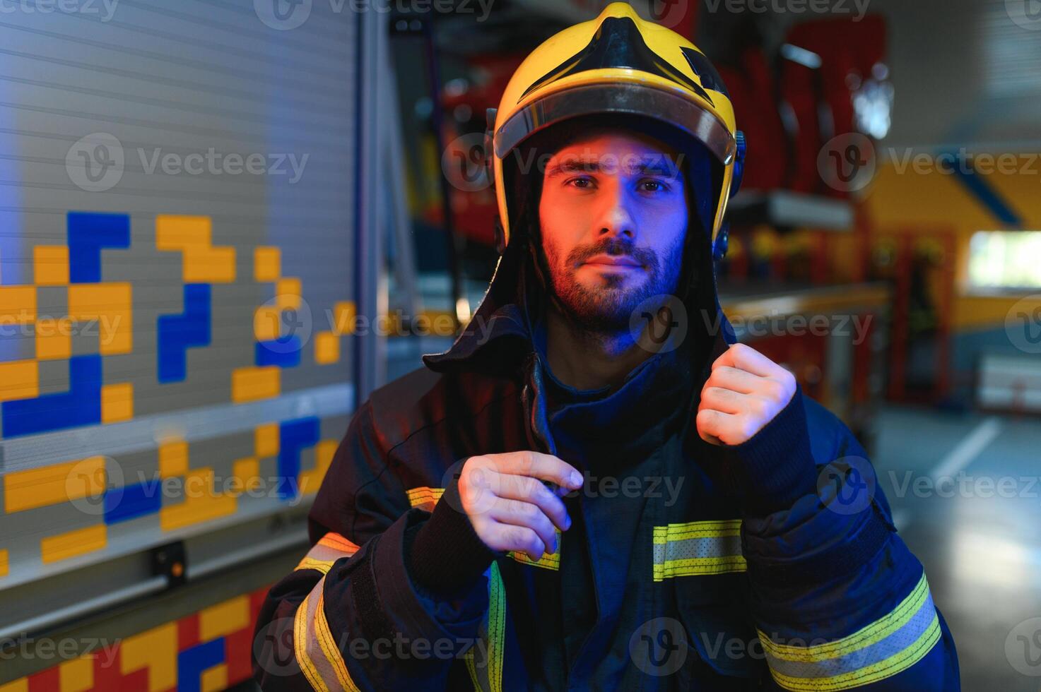 photo de Jeune pompier près Feu moteur