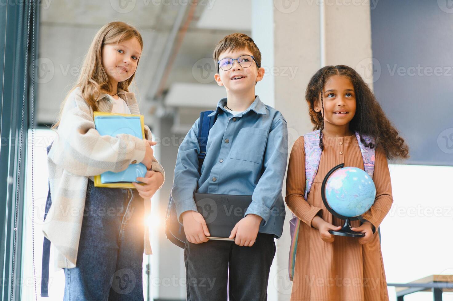 de bonne humeur élémentaire école étudiants. retour à école photo