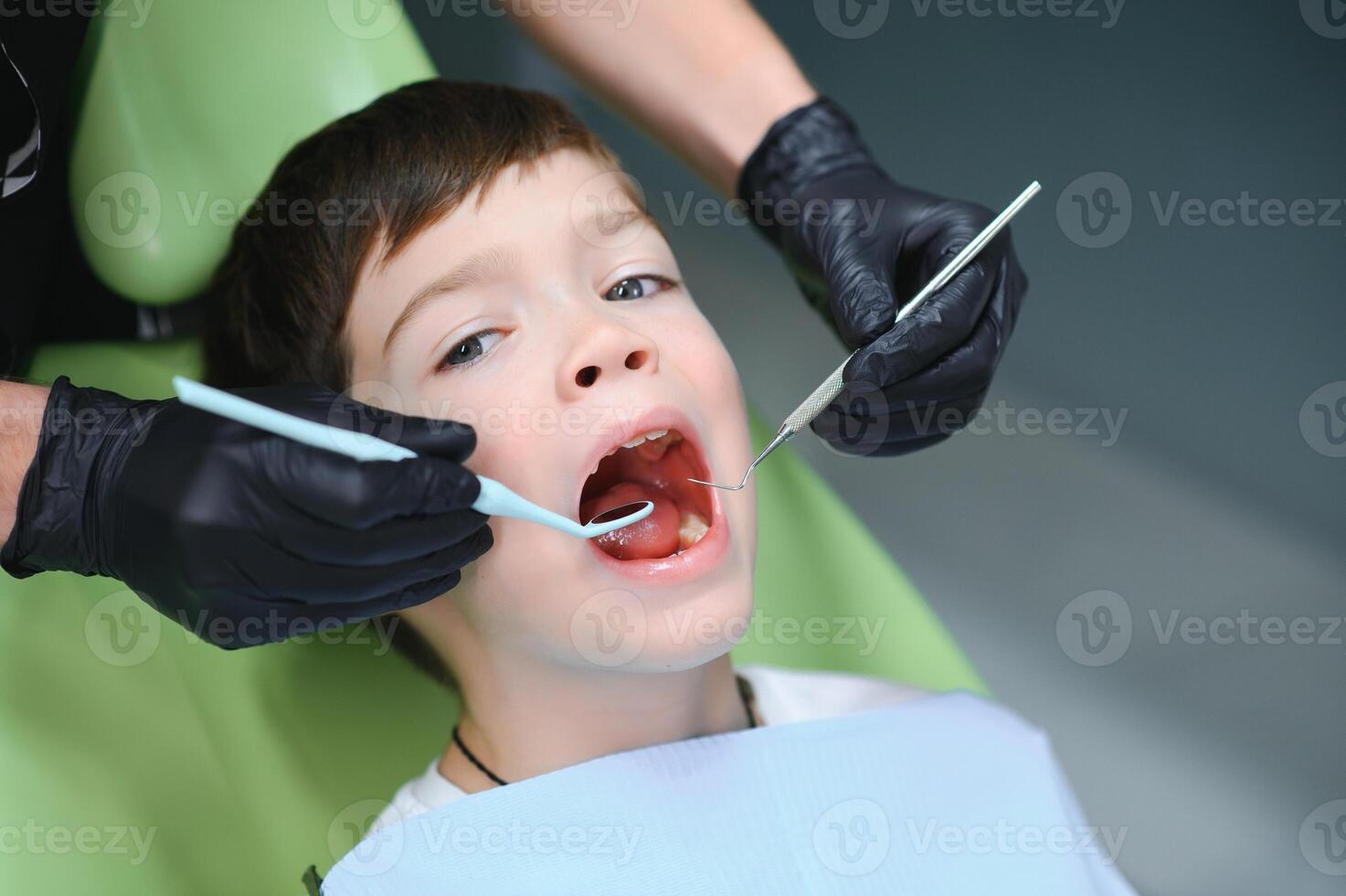 dentiste examiner peu garçons les dents dans clinique photo