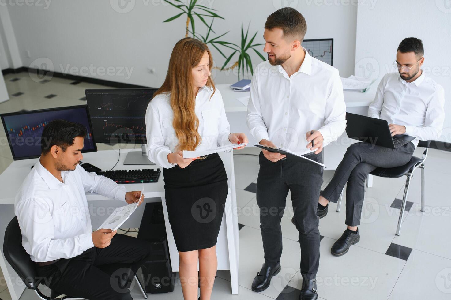 affaires gens la communication et mentor encadrement l'intégration Personnel sur Stock marché crypto investissement photo