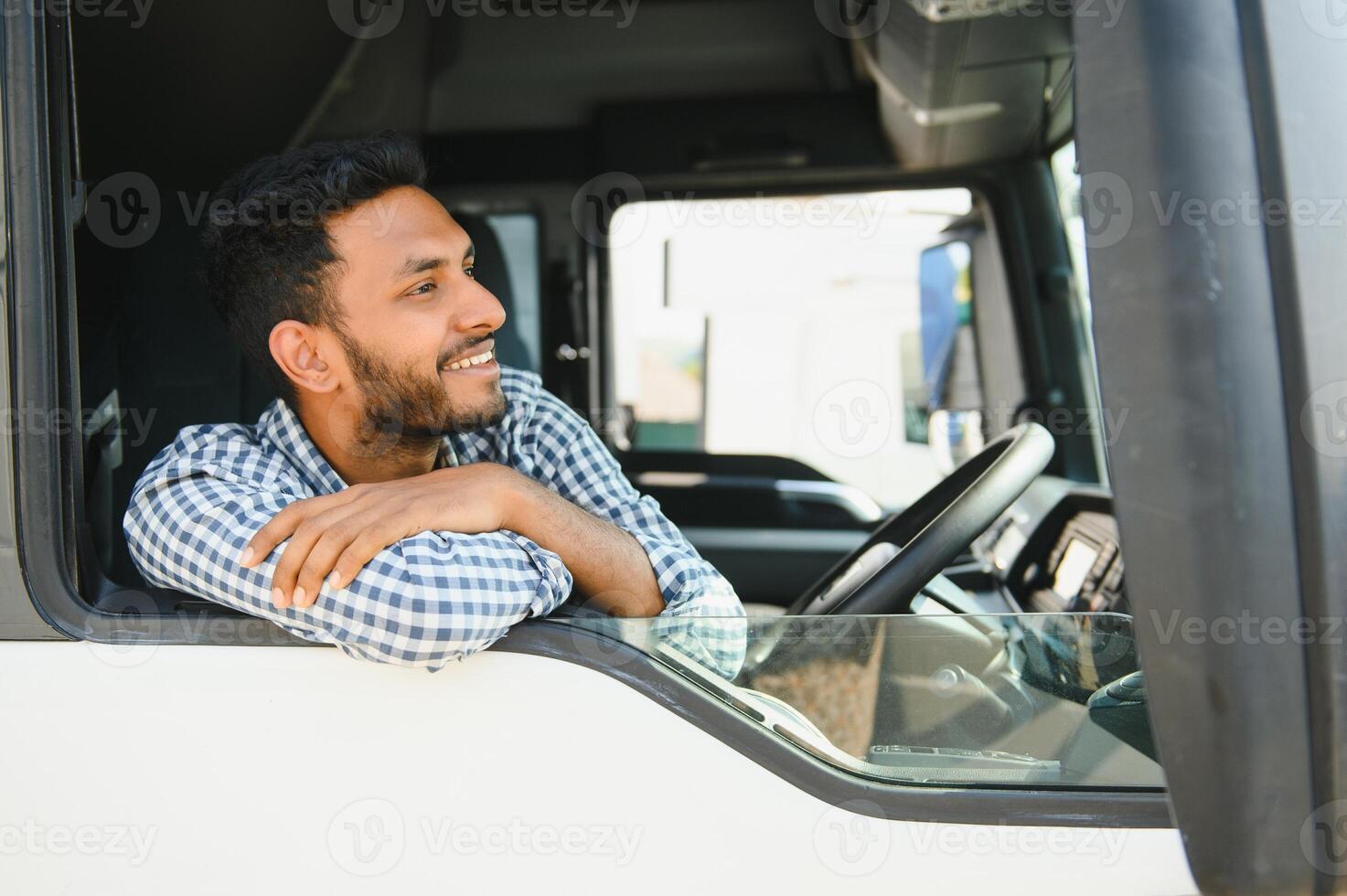 Jeune Indien un camion conducteur. concept de route cargaison transport. photo