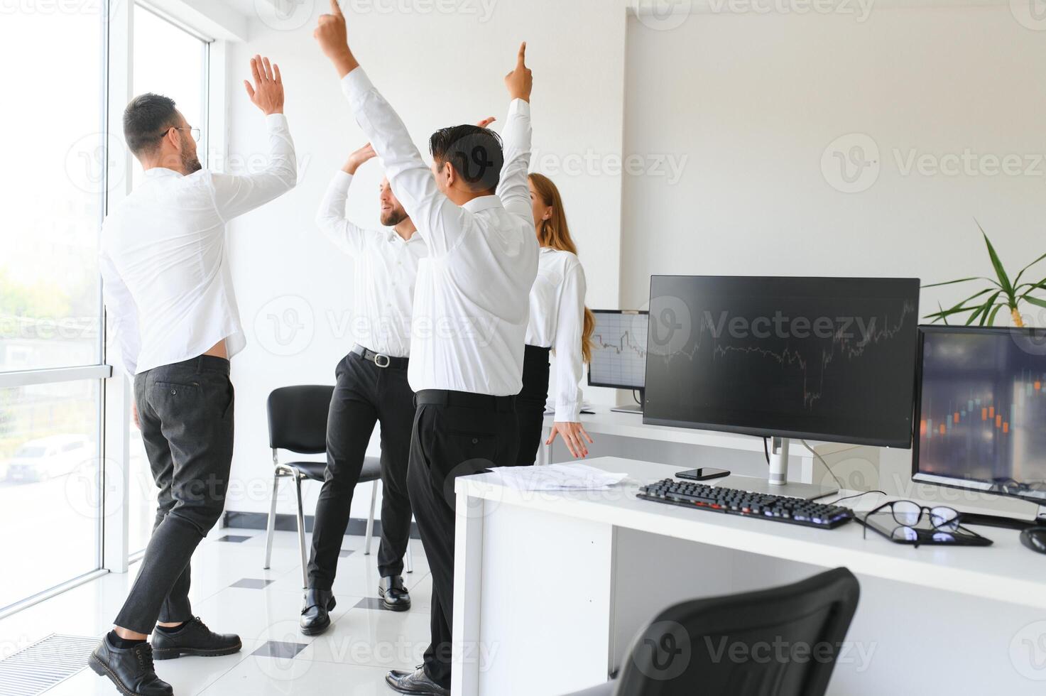 content hommes d'affaires en riant tandis que collaborer sur une Nouveau projet dans un bureau. groupe de diverse hommes d'affaires travail ensemble dans une moderne espace de travail photo