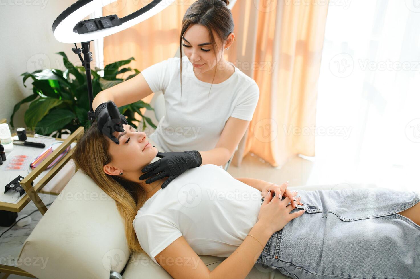 Jeune femme pendant procédure de permanent sourcil maquillage photo