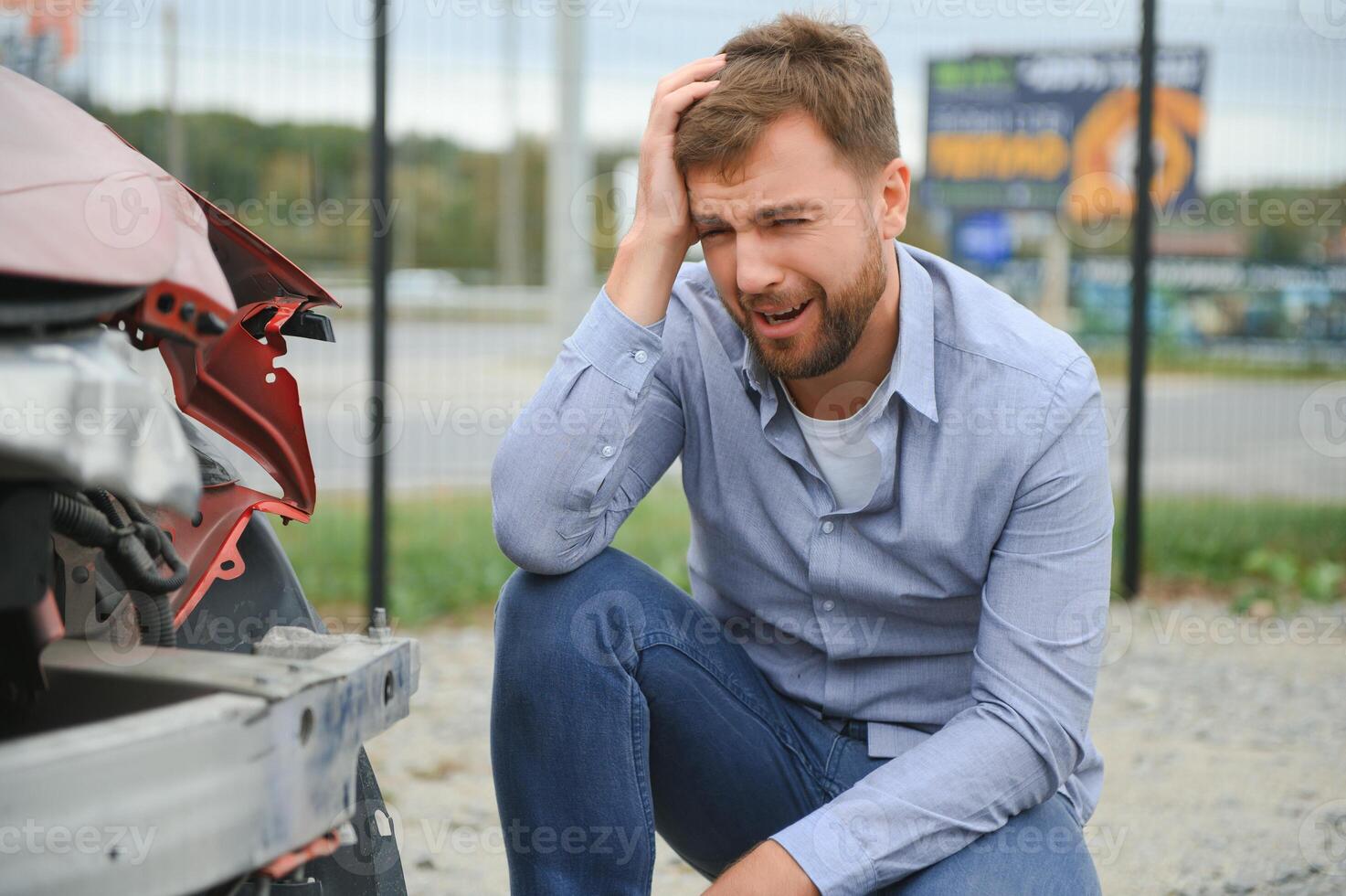 une frustré homme près une cassé auto. saisi mon tête réalisant le dommage est sérieux, le voiture est au-delà réparation photo