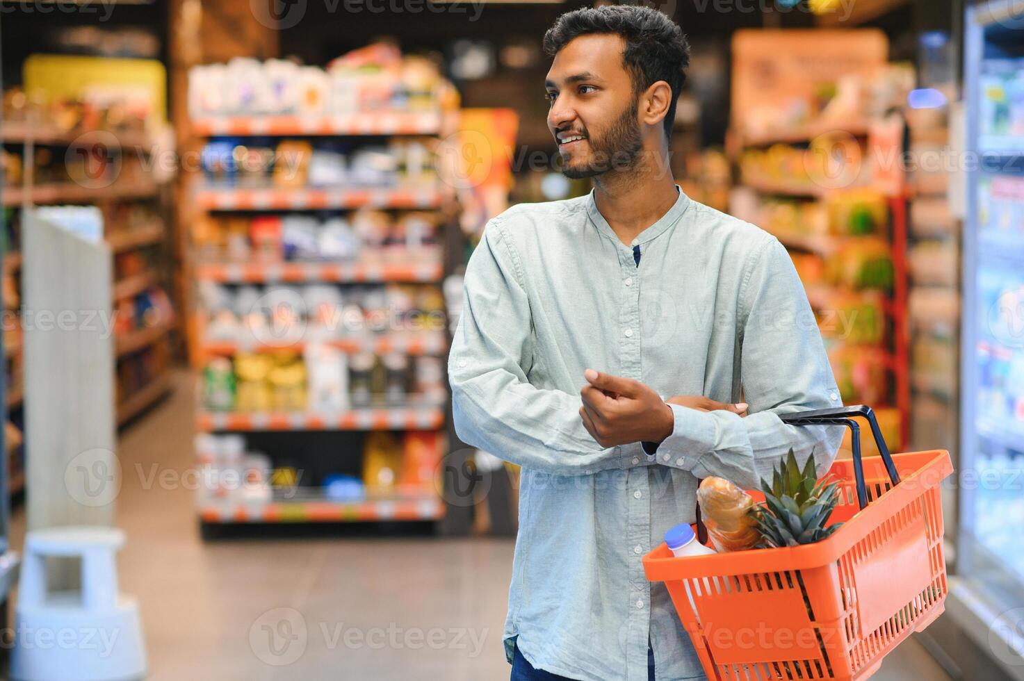 portrait de Indien Masculin dans épicerie avec positif attitude photo