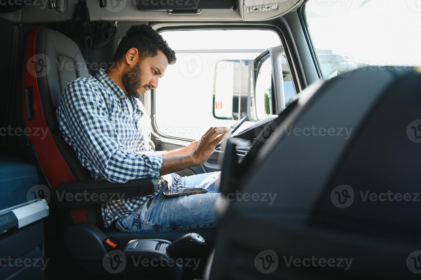 logistique, livraison voiture et homme avec presse-papiers formalités administratives ou liste de contrôle pour action, produit Distribution ou livraison Info. la fourniture chaîne industrie, courrier un service et content van ou un camion chauffeur travail photo