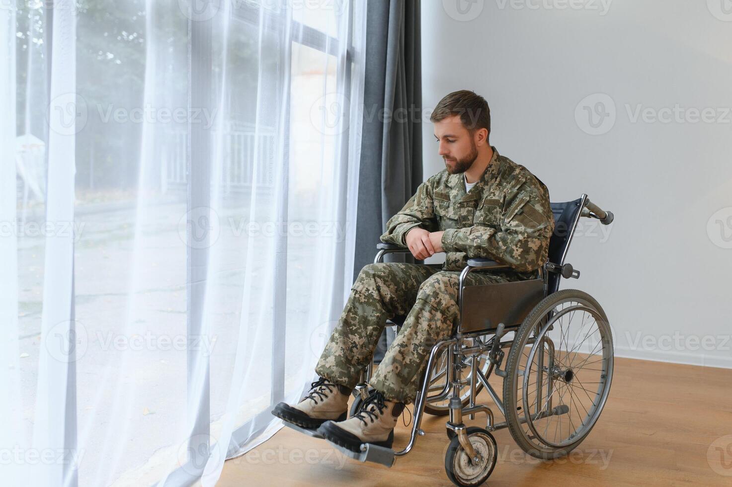 malheureux militaire homme séance dans fauteuil roulant. photo