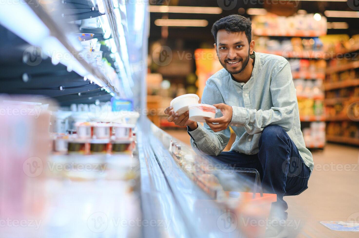 portrait de Indien Masculin dans épicerie avec positif attitude photo