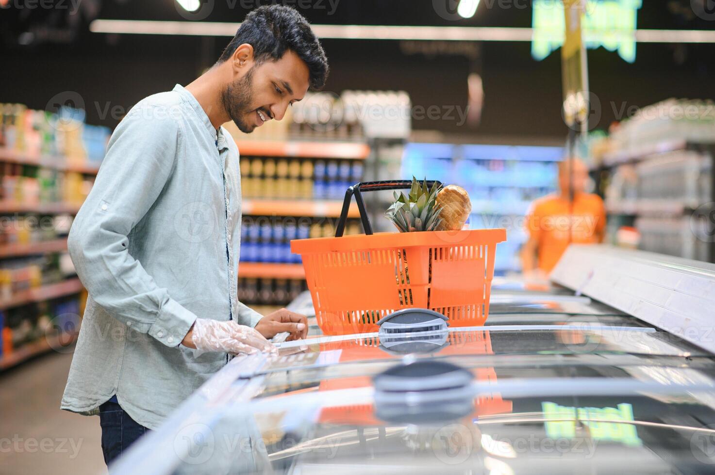 portrait de Beau Jeune Indien homme permanent à épicerie magasin ou supermarché, fermer. sélectif se concentrer. photo