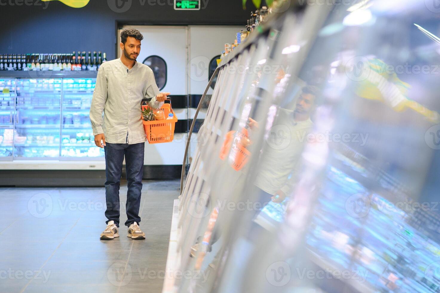 portrait de Indien Masculin dans épicerie avec positif attitude photo