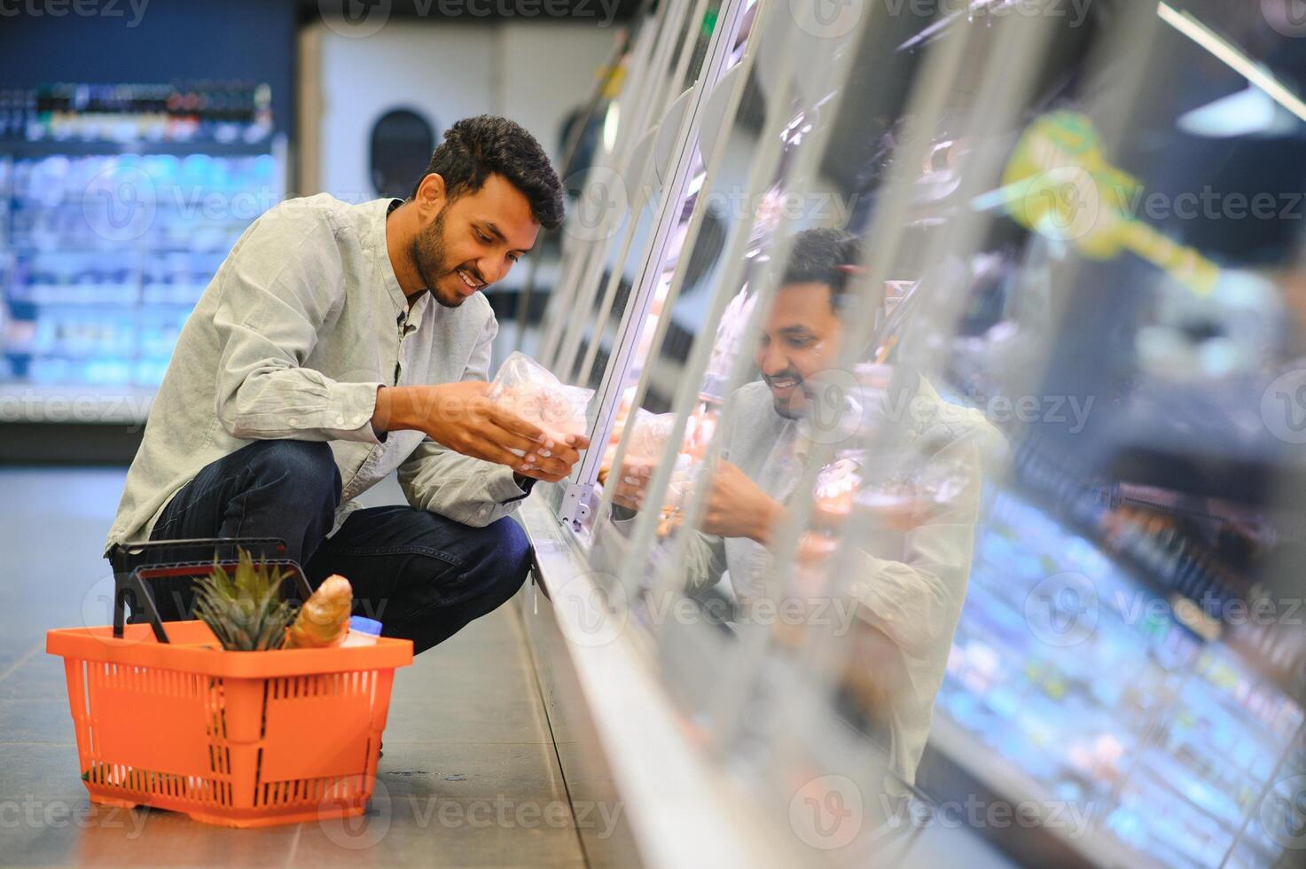 portrait de Indien Masculin dans épicerie avec positif attitude photo