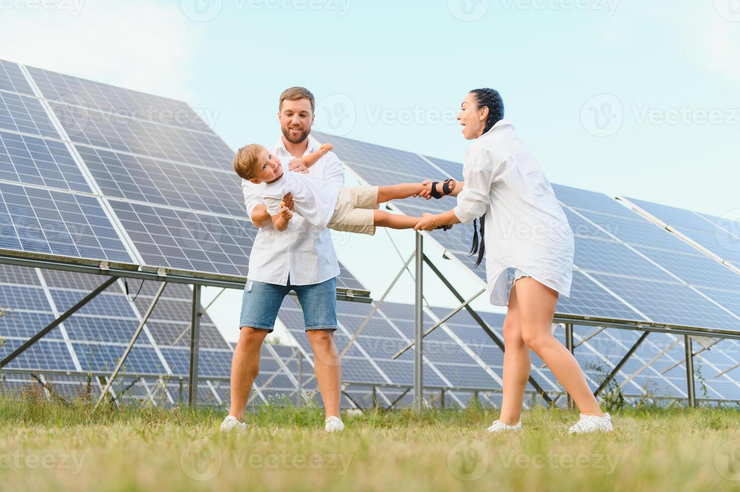 content famille près solaire panneaux. alternative énergie la source photo