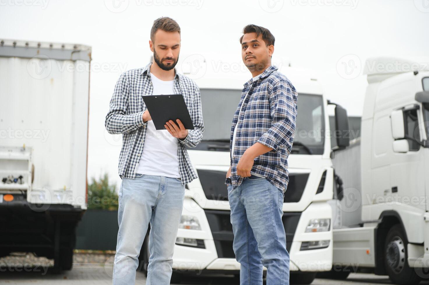 le un camion chauffeur livré le cargaison à le client photo