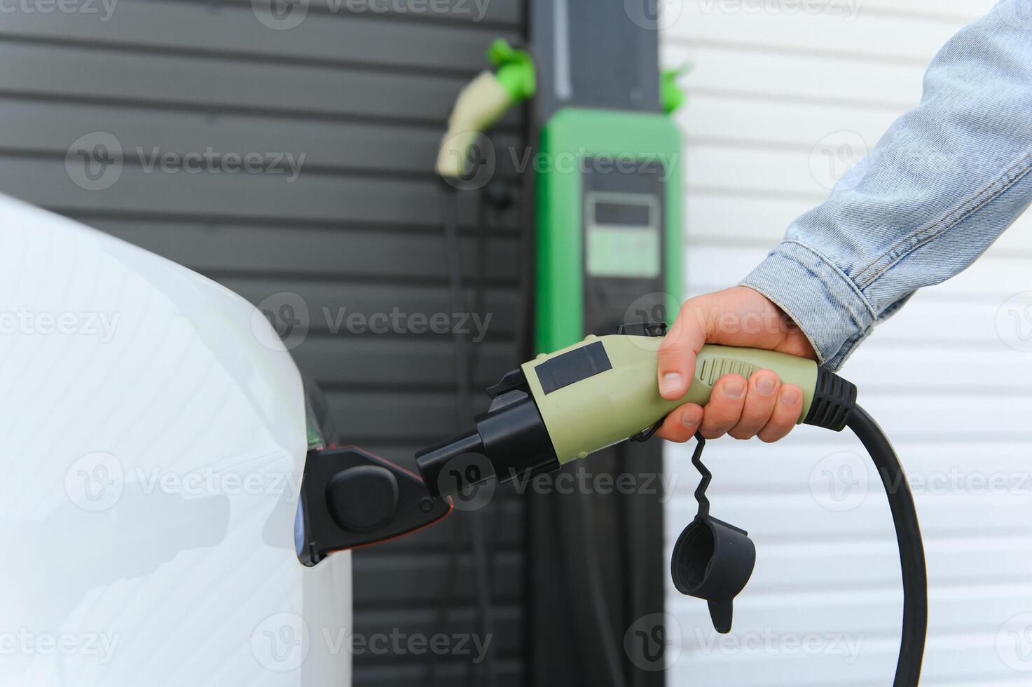 proche en haut de main en portant Puissance câble pour écologiquement amical zéro émission électrique voiture photo