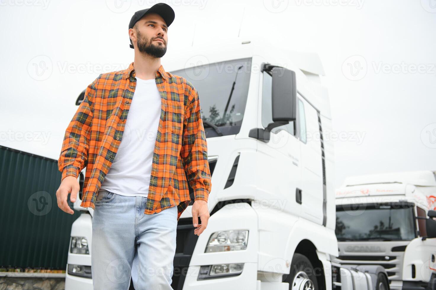 Hommes chauffeur près camion camion. homme propriétaire un camion chauffeur près camion. homme camionneur camionnage propriétaire. transport industrie Véhicules. Beau homme chauffeur de face de camion. photo