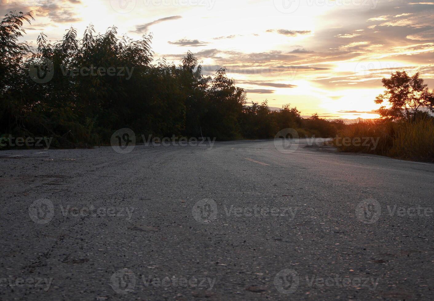 spectaculaire le coucher du soleil sur, Orange Soleil en hausse en haut plus de le horizon photo