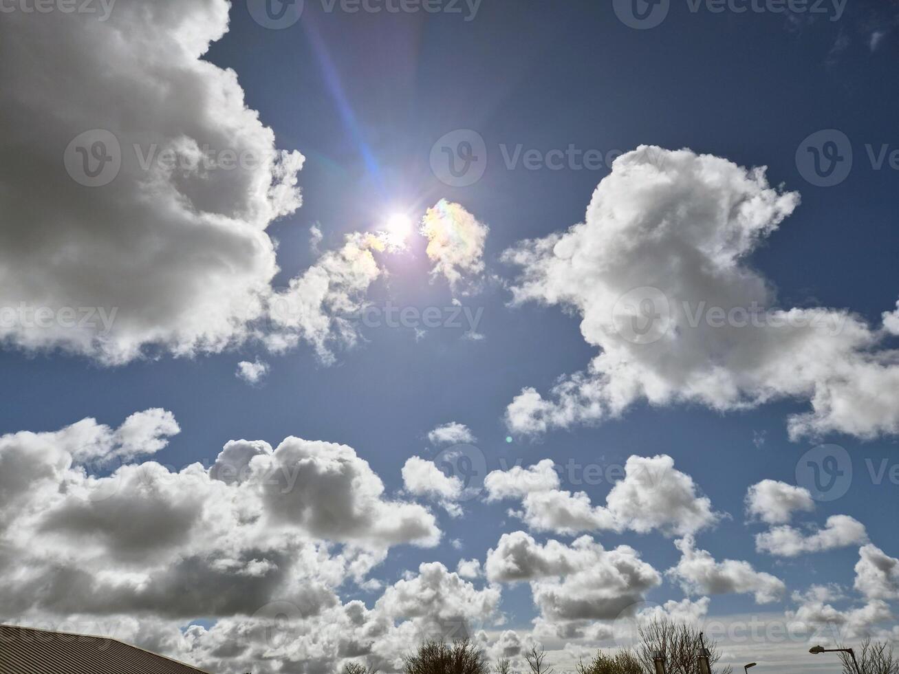 été des nuages dans le ciel Contexte photo