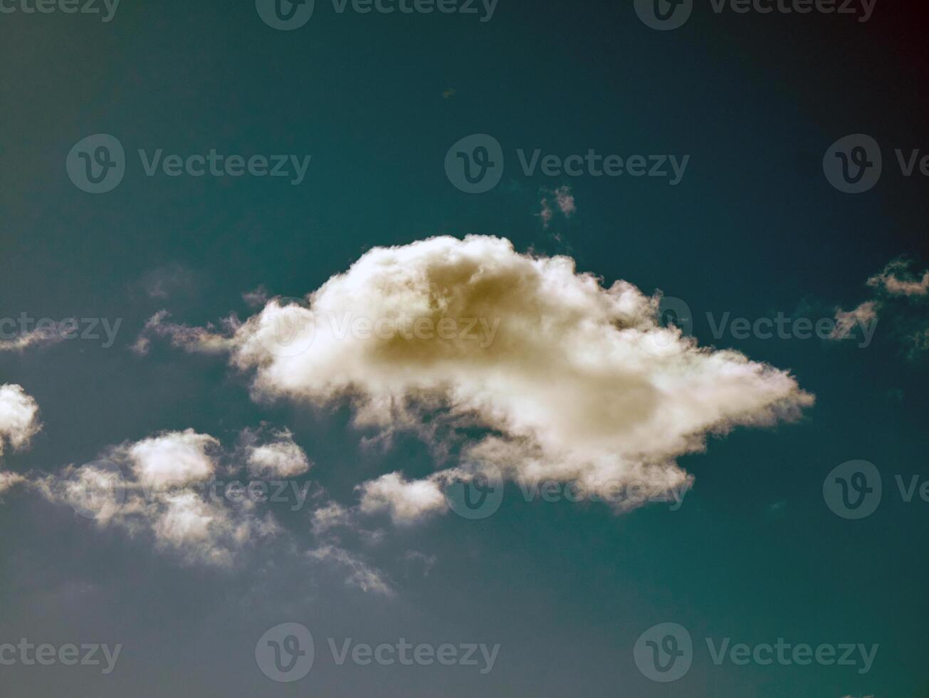 été des nuages dans le ciel Contexte photo