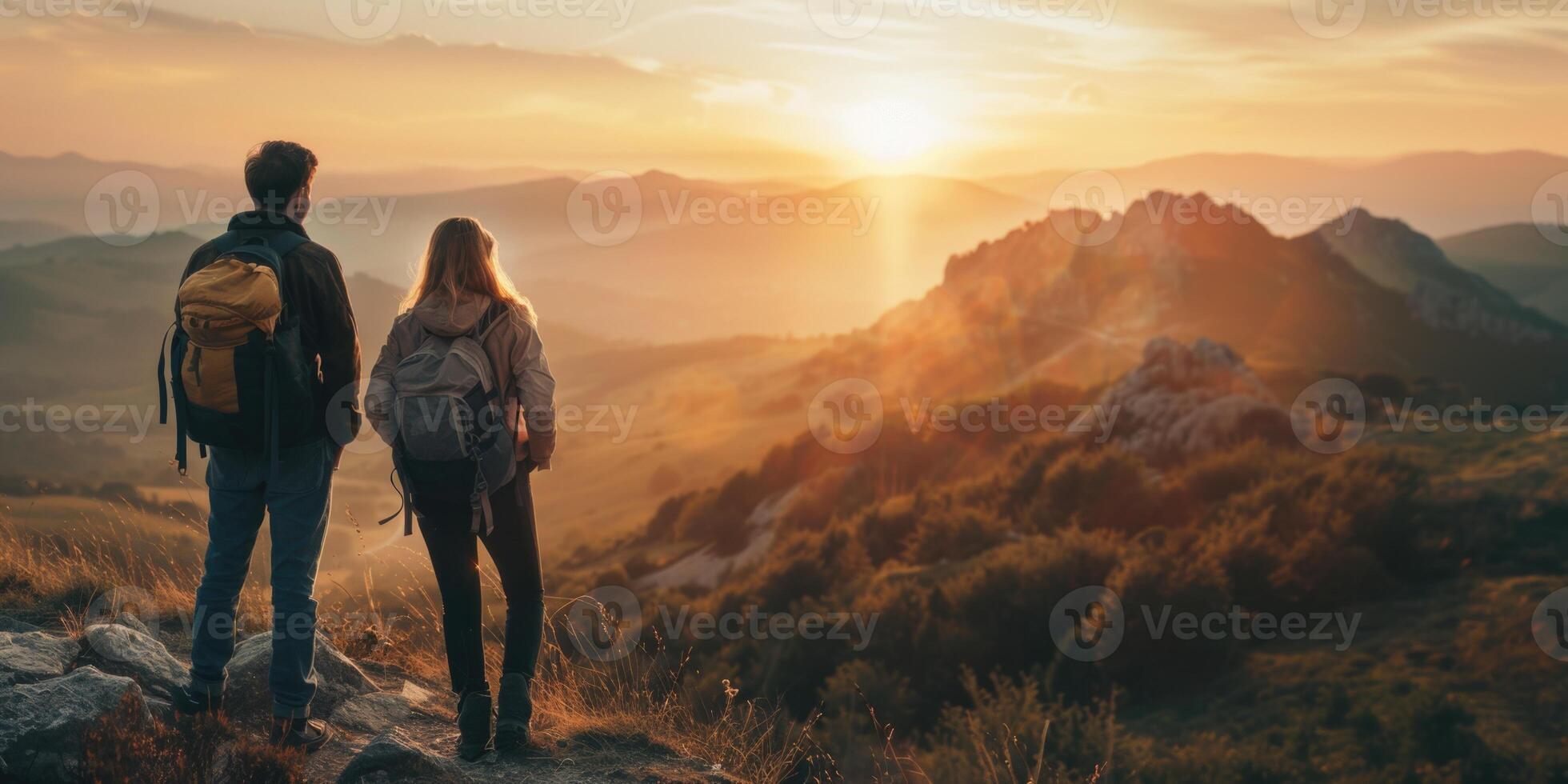 une Jeune couple de les voyageurs supporter sur une colline et regarder le le coucher du soleil. randonnée tourisme concept photo