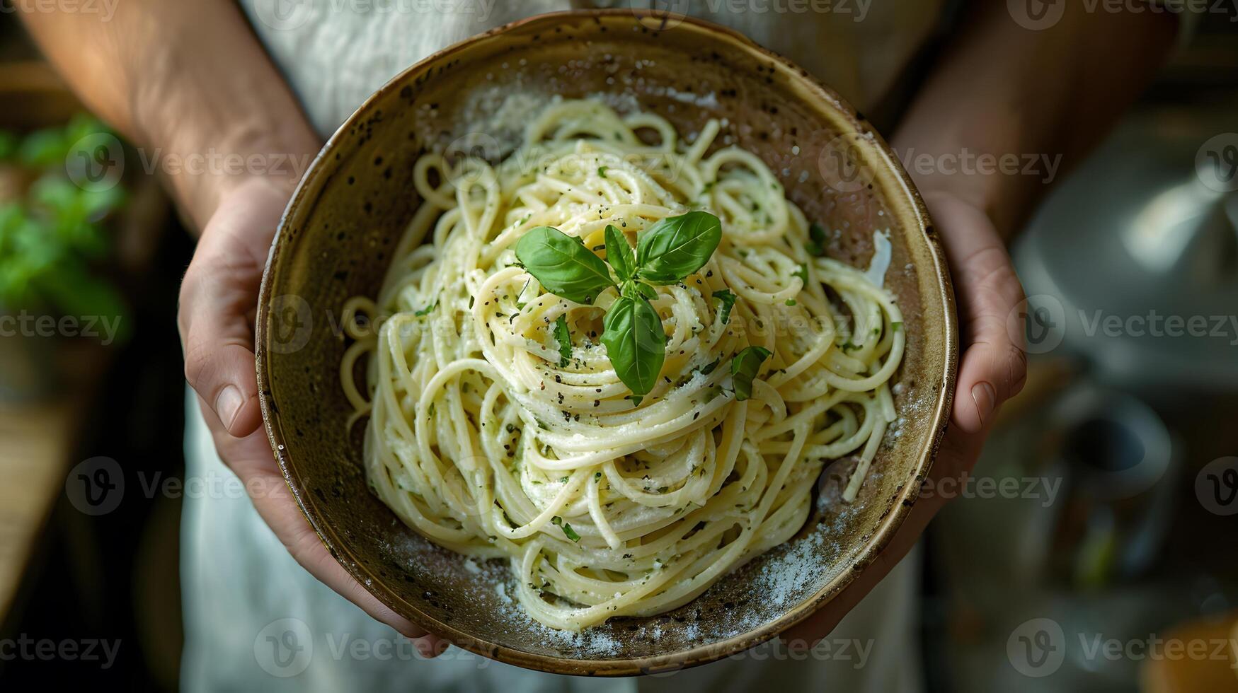 fabriqués à la main spaghetti dans une rustique bol photo