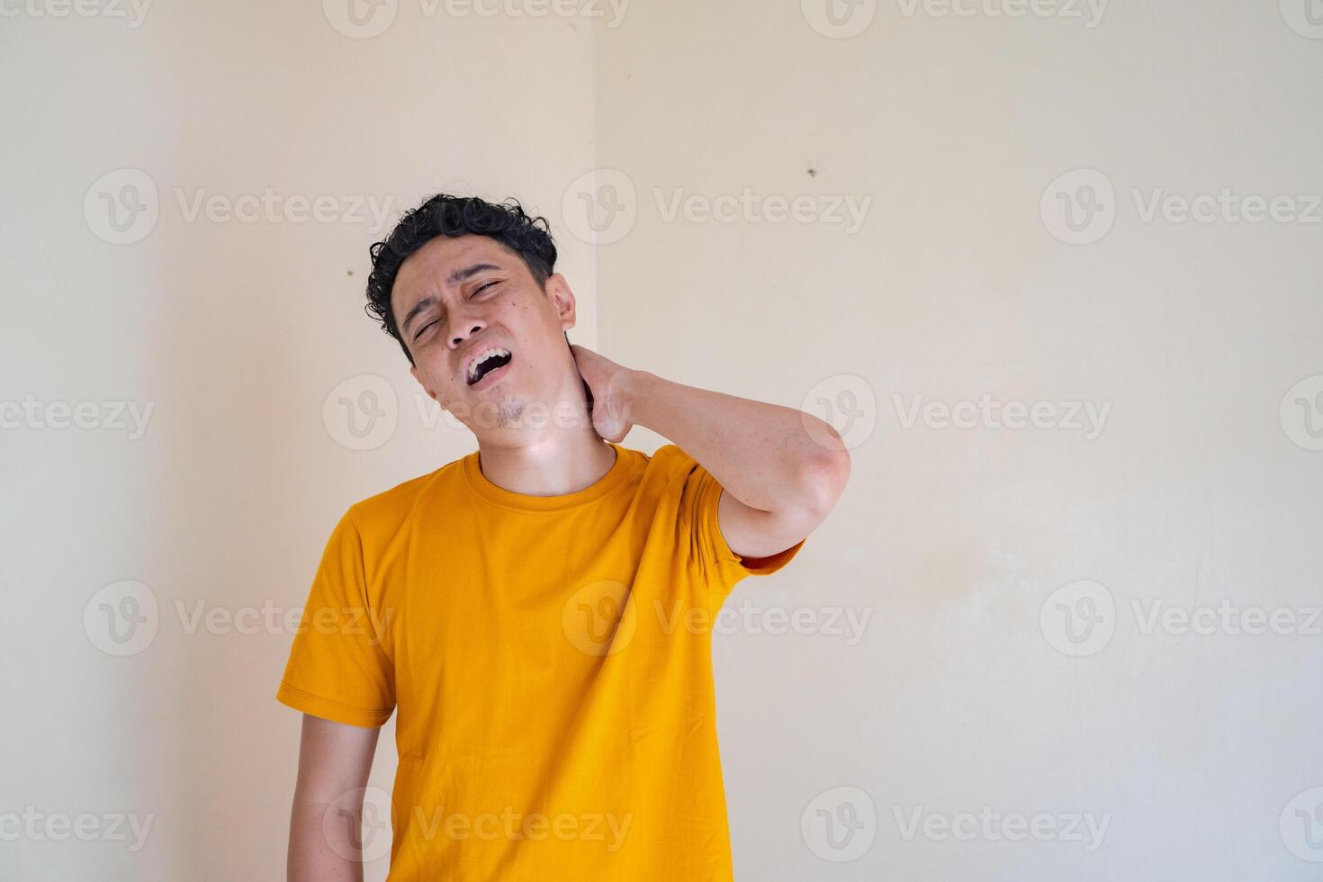 Jeune homme porter Jaune T-shirt avec somnolent pose expression geste. le photo est adapté à utilisation pour homme expression La publicité et mode la vie style.