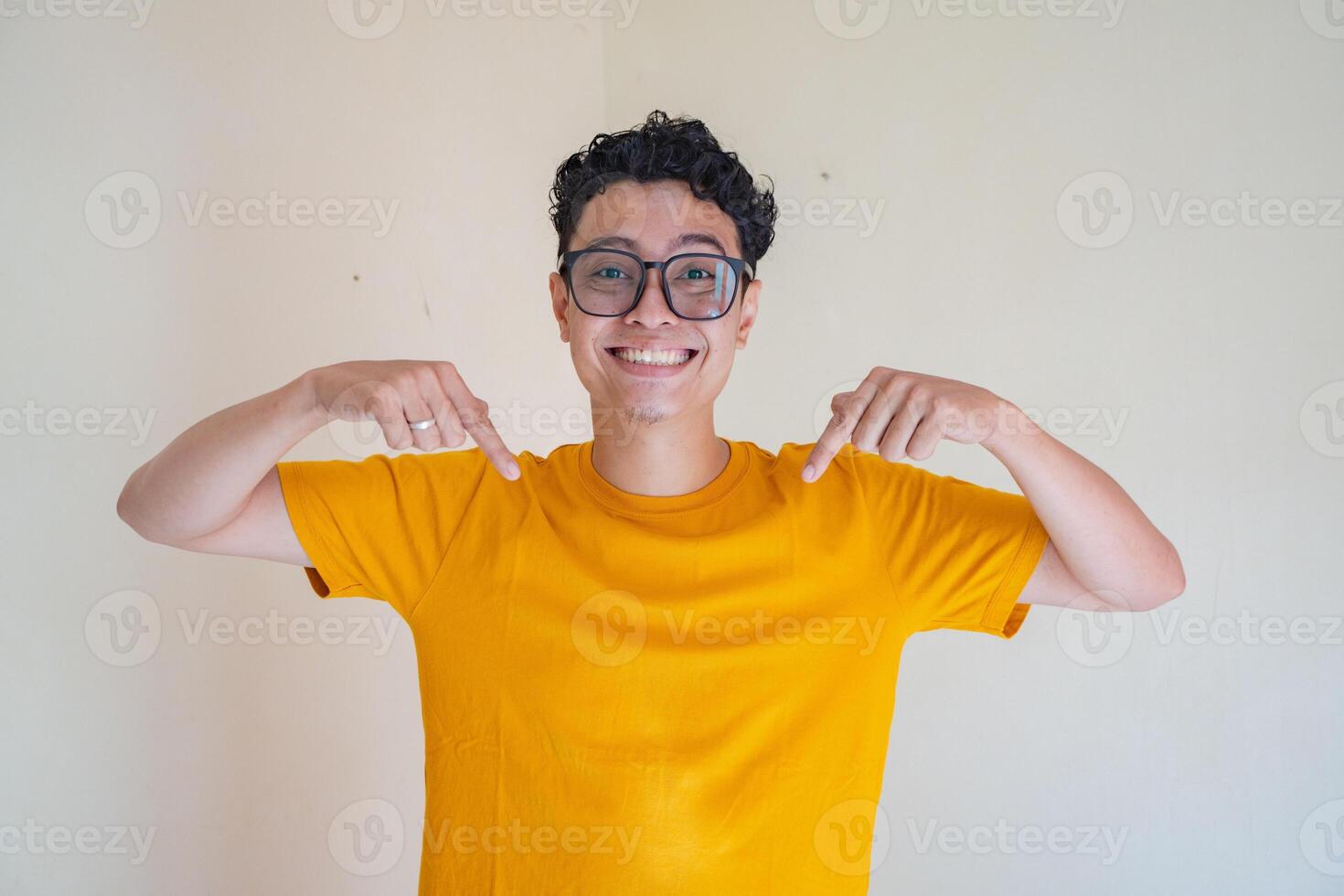 Jeune homme avec la vignette Cliquez sur pose pose. le photo est adapté à utilisation pour homme expression La publicité et mode la vie style.