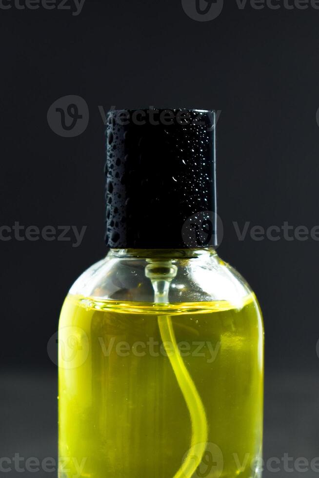 transparent Jaune bouteille parfum isolé noir Contexte pour moquer en haut conception photo