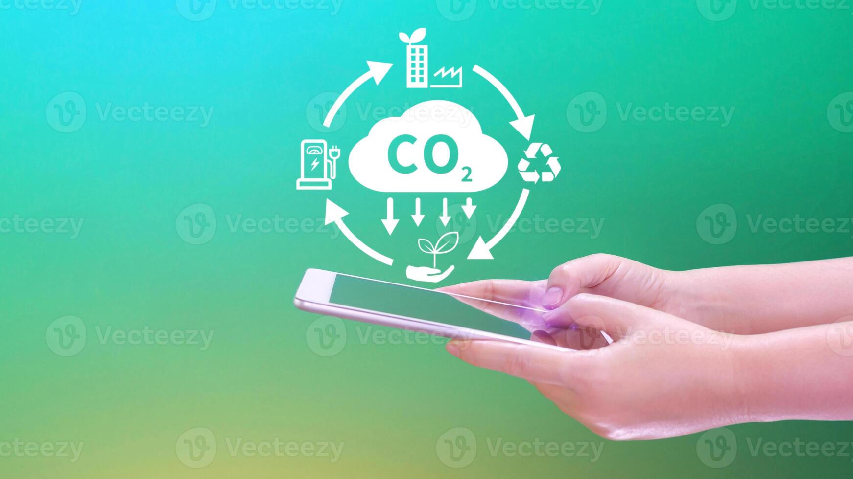 CO2 réduire icône en utilisant téléphone intelligent pour diminution co2, carbone empreinte et carbone crédit à limite global chauffage de climat changement, bio circulaire vert économie concept. photo