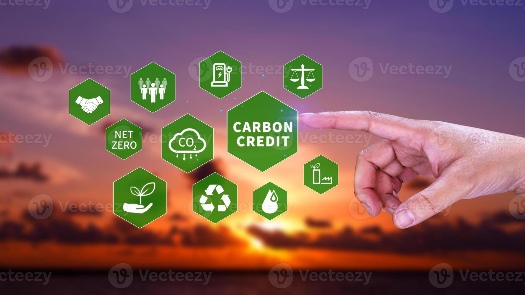 vert énergie, carbone crédit marché concept, homme d'affaire montrer du doigt carbone crédit icône, net zéro, vert énergie icône. carbone neutre dans industrie net zéro émission éco énergie. photo