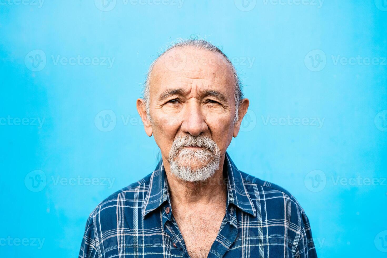 portrait de une Sénior homme à la recherche dans le caméra - personnes âgées gens mode de vie concept photo