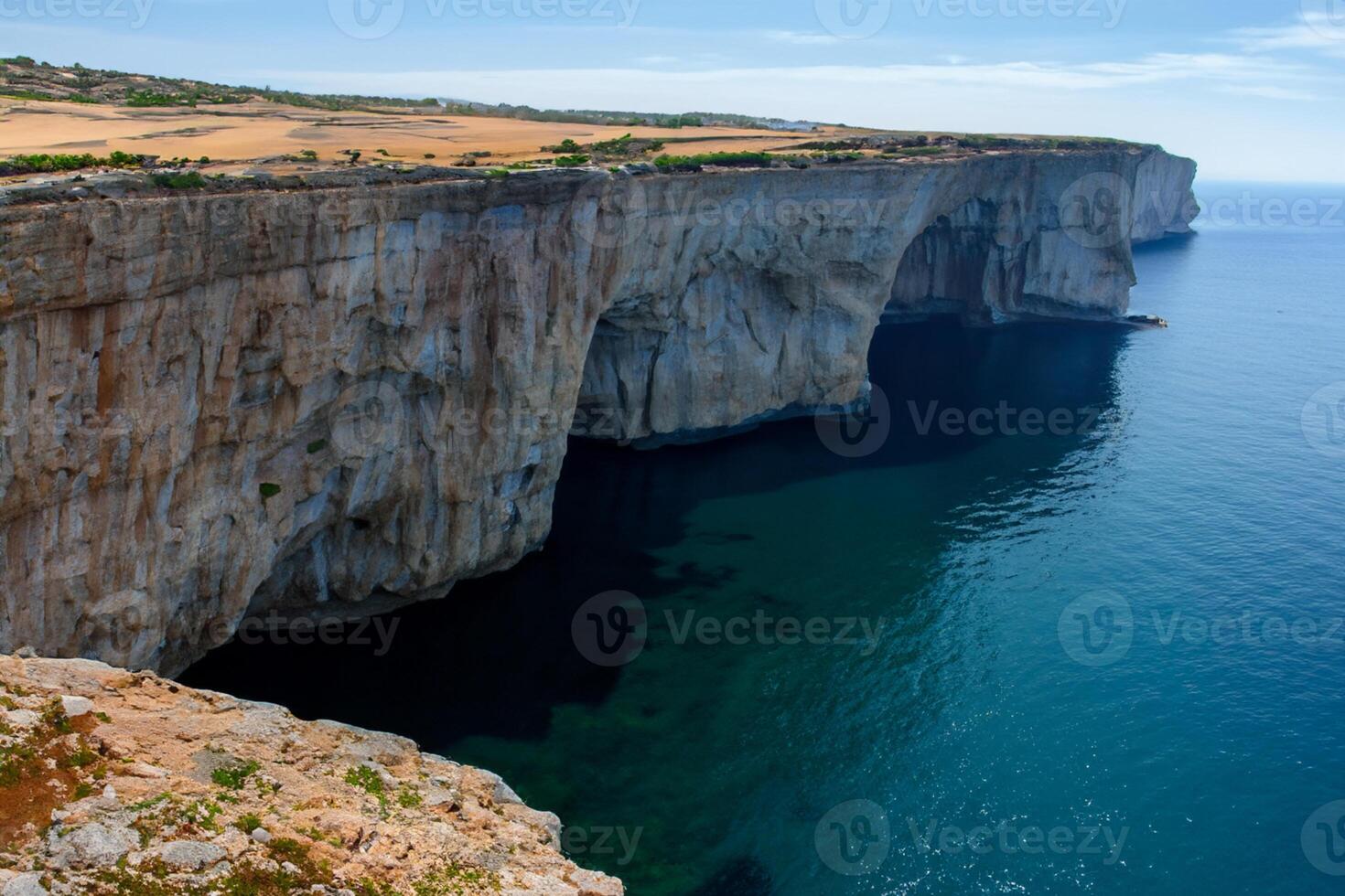 bord de mer majesté Stupéfiant côtier falaises rencontrer étourdissant bleu mer, une spectacle de la nature grandeur photo