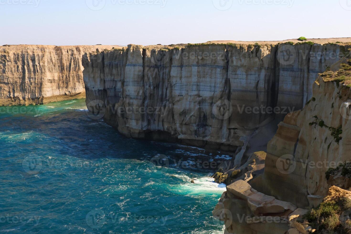 bord de mer majesté Stupéfiant côtier falaises rencontrer étourdissant bleu mer, une spectacle de la nature grandeur photo