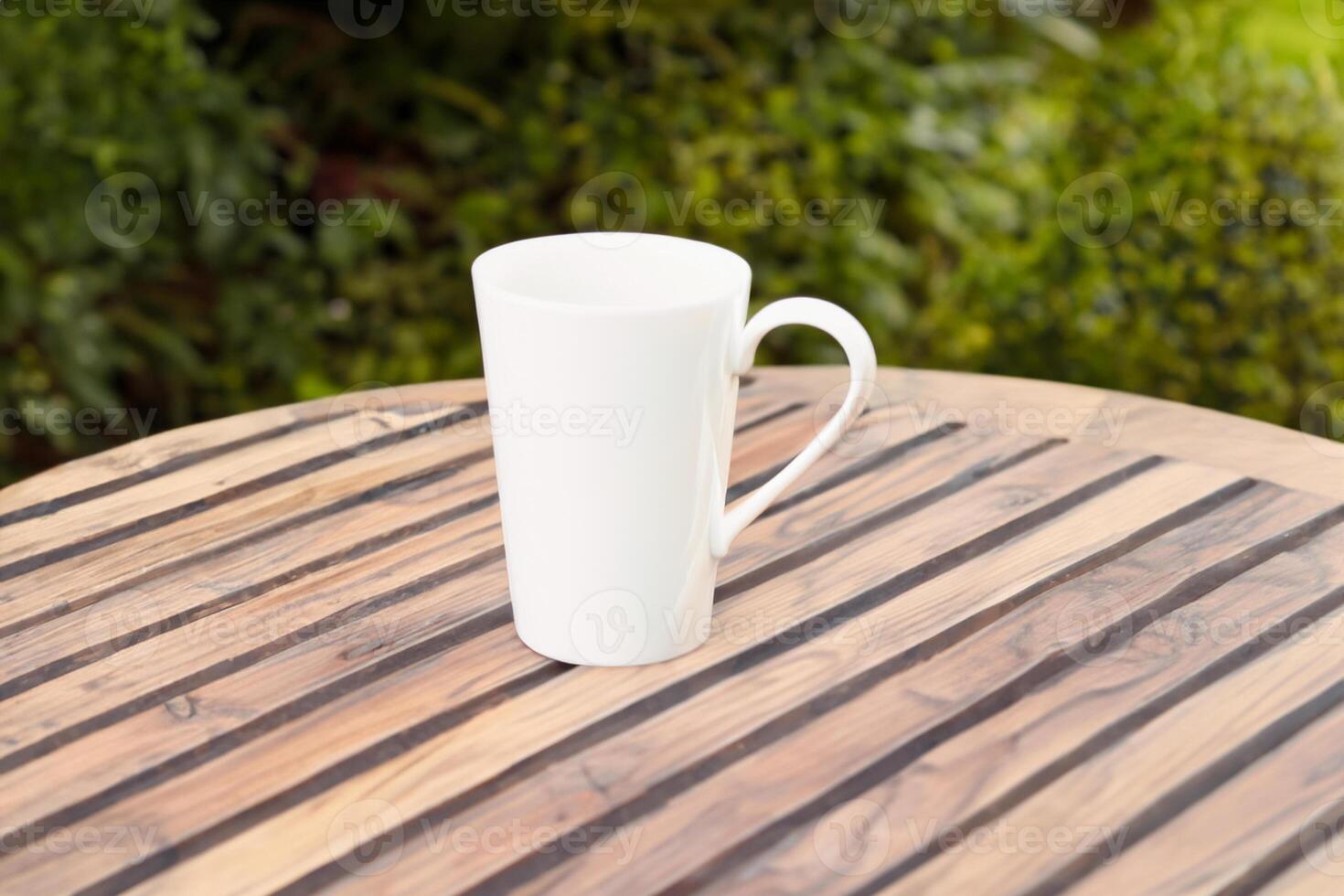 capturer le beauté de une blanc maquette tasse, une Vide Toile prêt pour personnalisation et la créativité photo