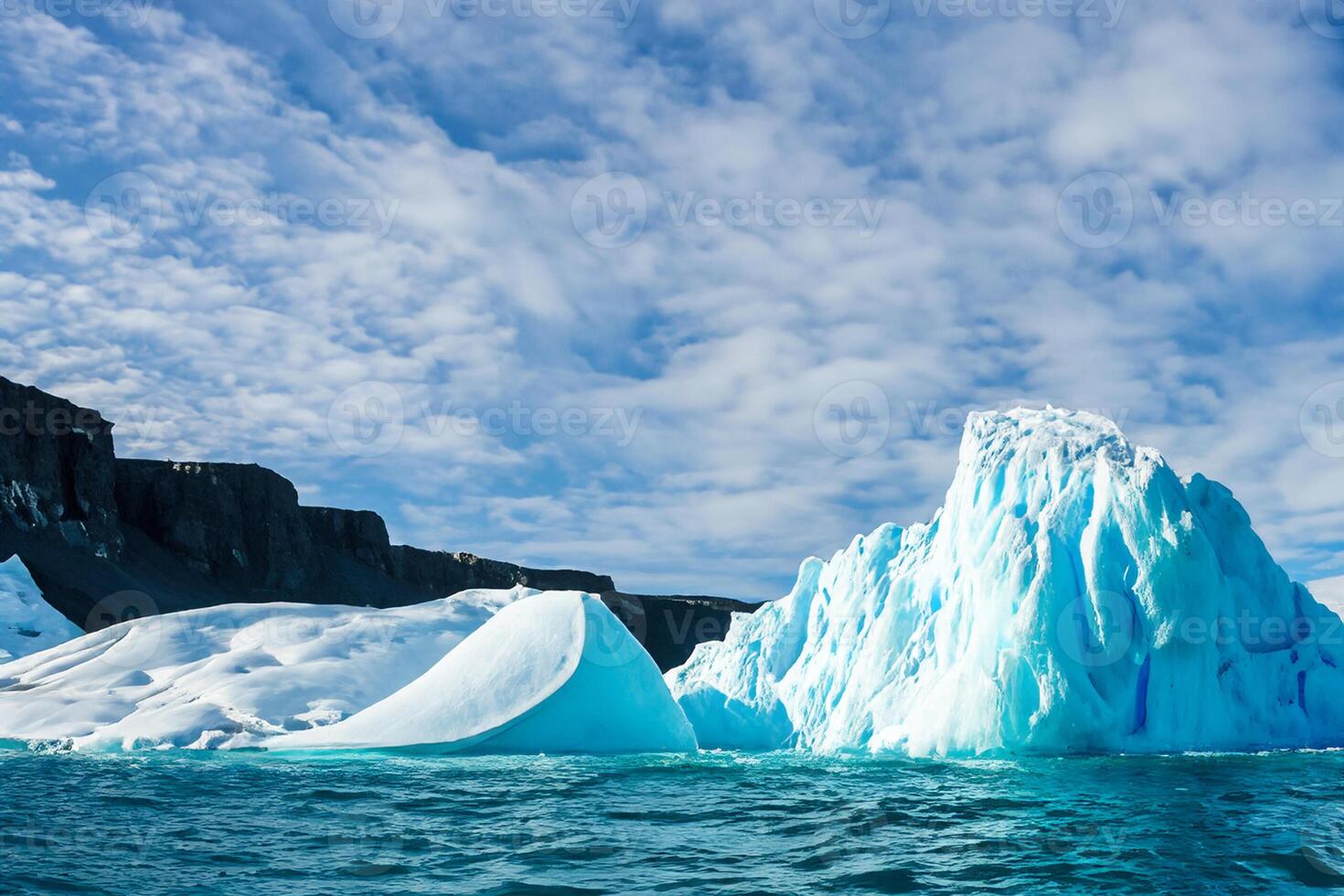 majestueux la glace falaises couronné par une cool atmosphère, encadré par le magnifique mer et ciel, prestidigitation une harmonieux panorama de la nature glacé grandeur et océanique splendeur photo