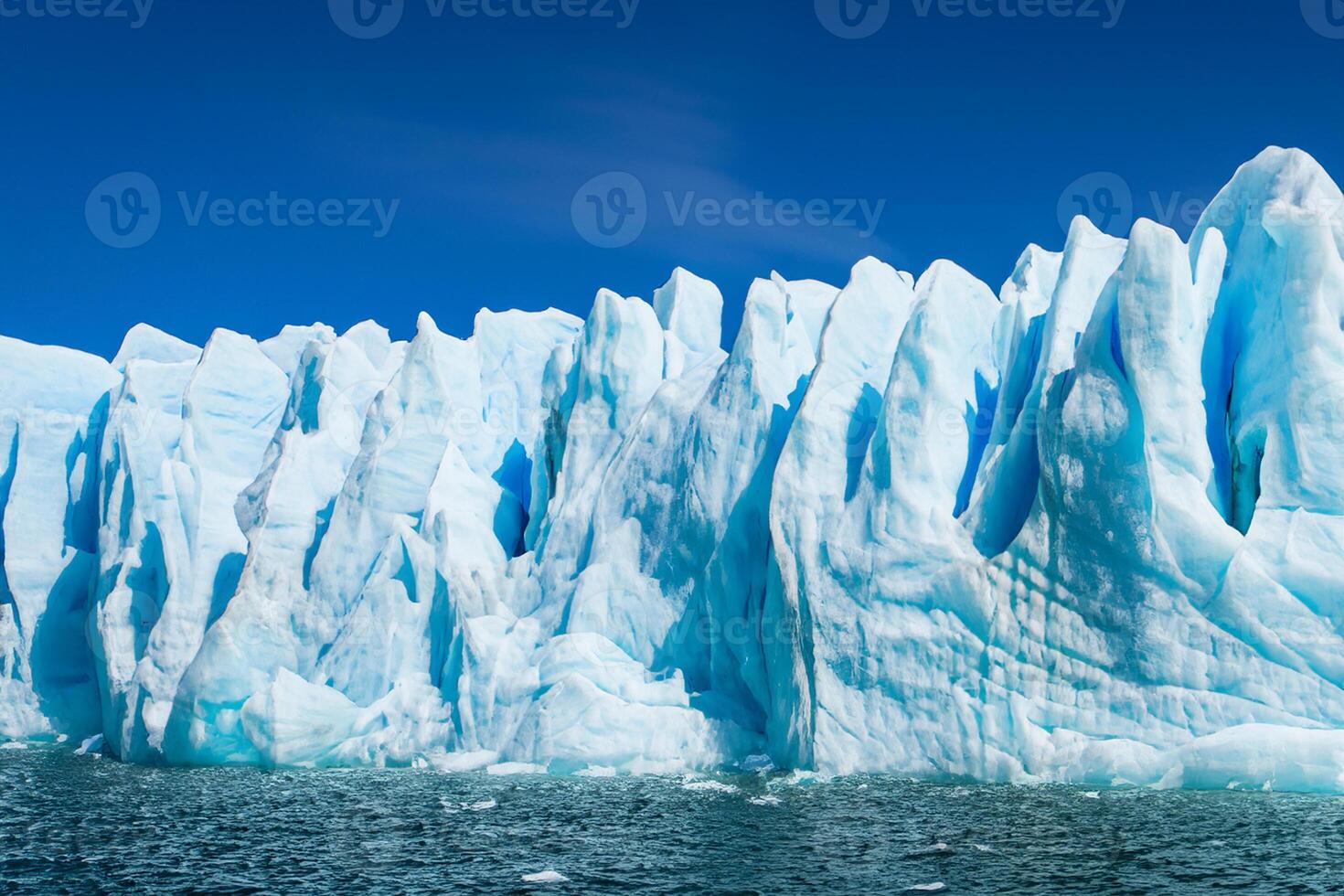 majestueux la glace falaises couronné par une cool atmosphère, encadré par le magnifique mer et ciel, prestidigitation une harmonieux panorama de la nature glacé grandeur et océanique splendeur photo