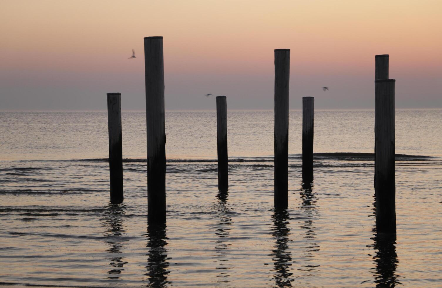 le coucher du soleil dans le pôle village de caresser dans le Pays-Bas photo