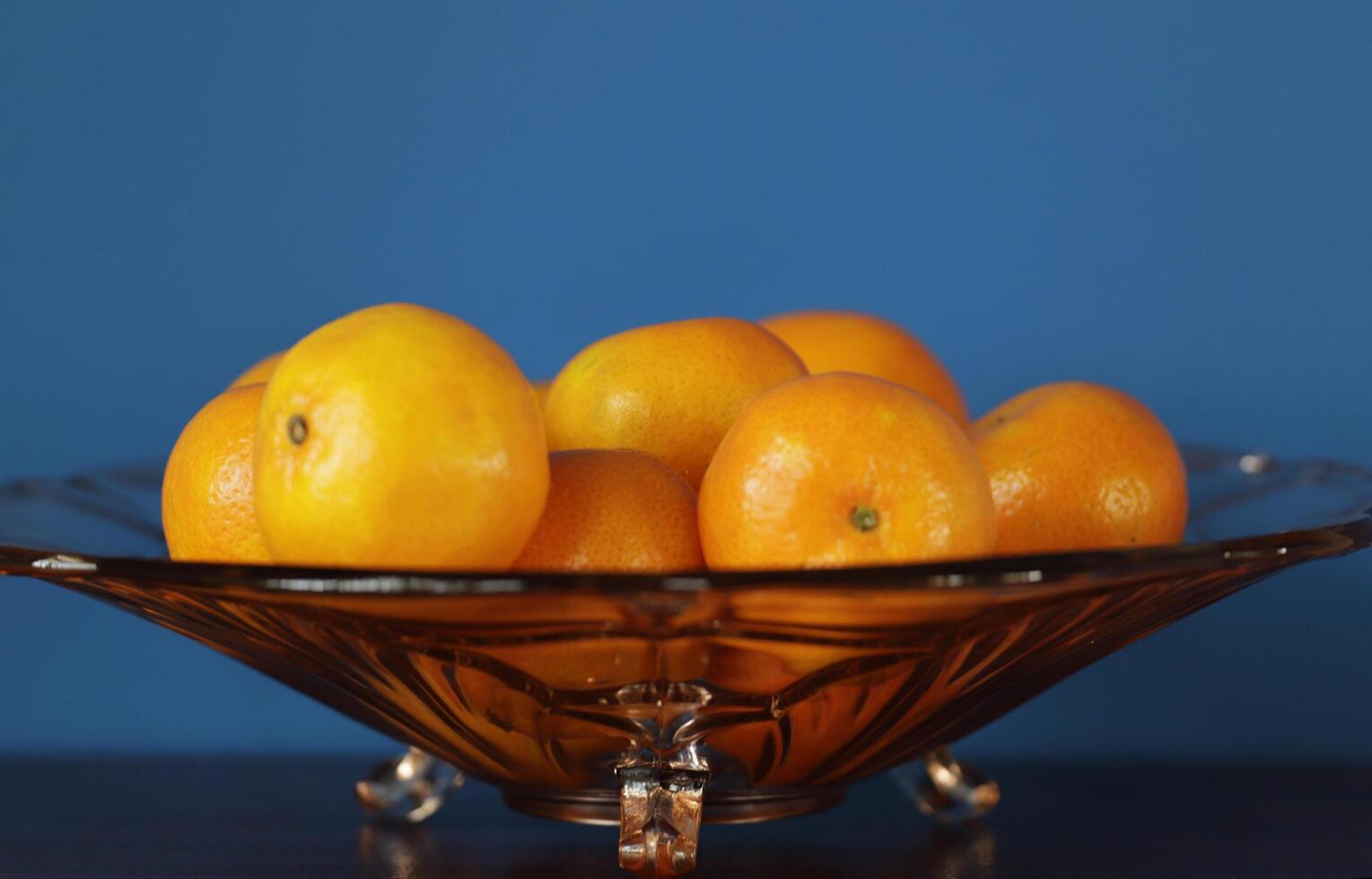 une verre bol avec mandarines photo