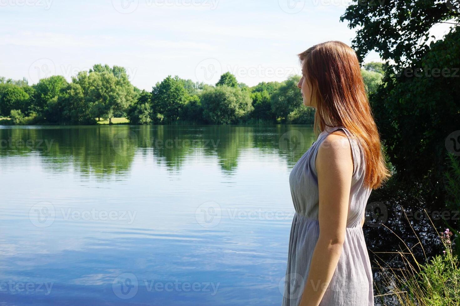 Jeune femme à la recherche à idyllique Lac photo