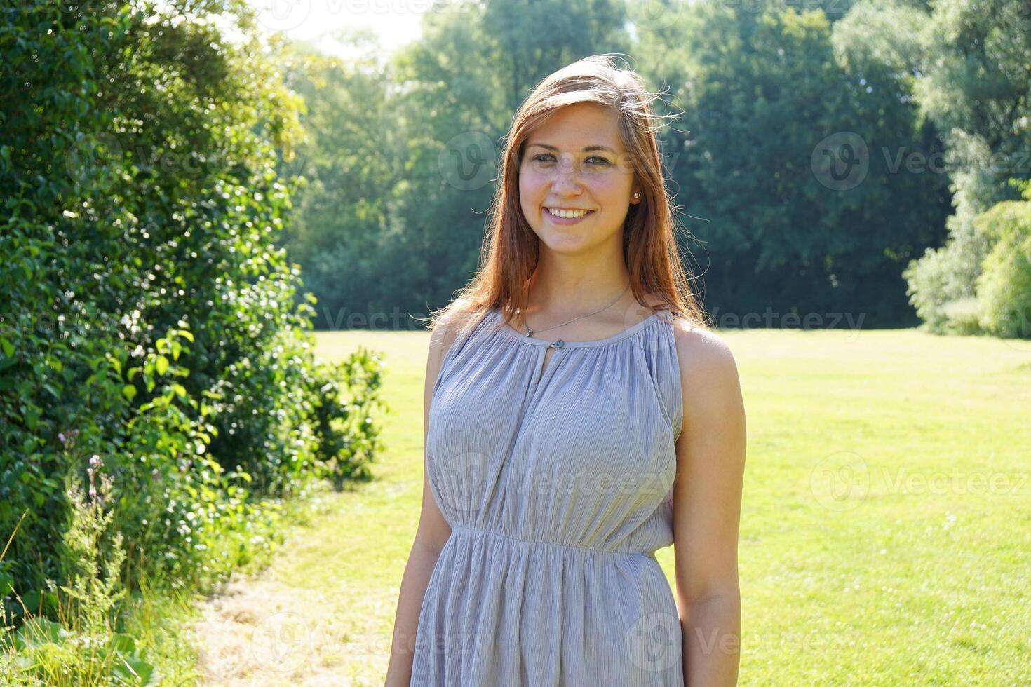 souriant Jeune femme dans une parc photo