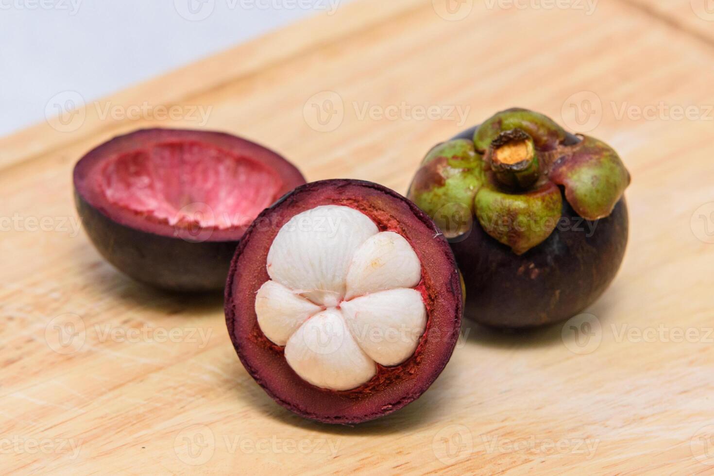 reine des fruits. mangoustans sur la plaque de bois. photo