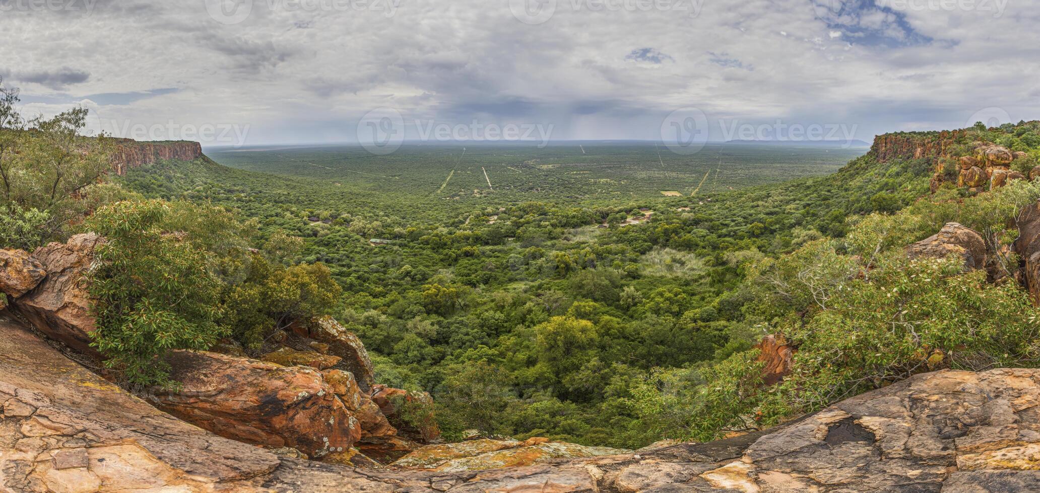panoramique vue de le alentours campagne de le Waterberg plateau dans Namibie pendant le journée photo