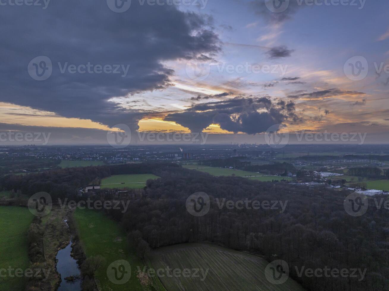 drone image de le soir ciel de le allemand industriel Région de le ruhr avec nombreuses cheminées émettant grand quantités de échappement fumées photo