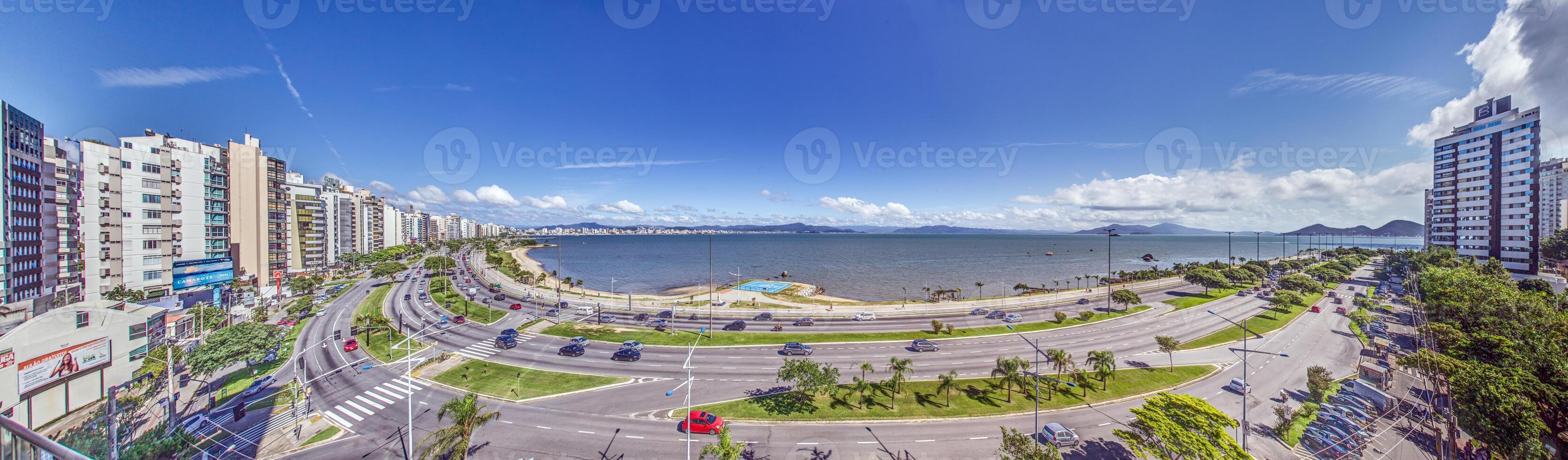 panoramique image de le côtier Autoroute dans le brésilien ville de florianopolis de un élevé position photo