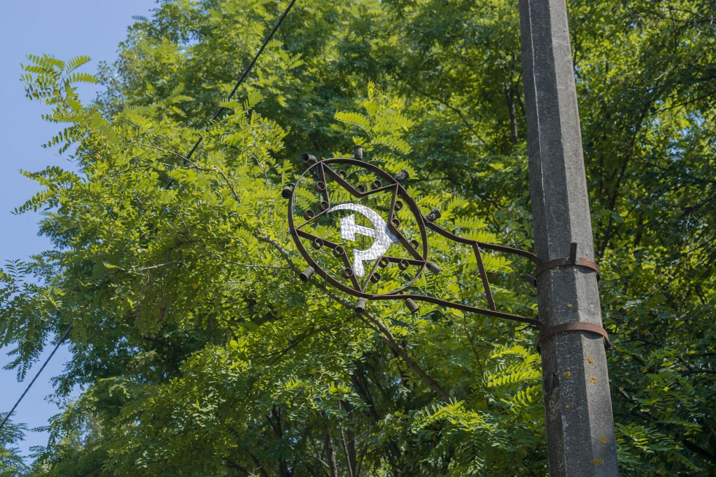 Tchernobyl, ukraine 8 août 2021. le signe de l'union soviétique sur un pilier dans la zone d'exclusion, pripyat, ukraine, ville fantôme photo