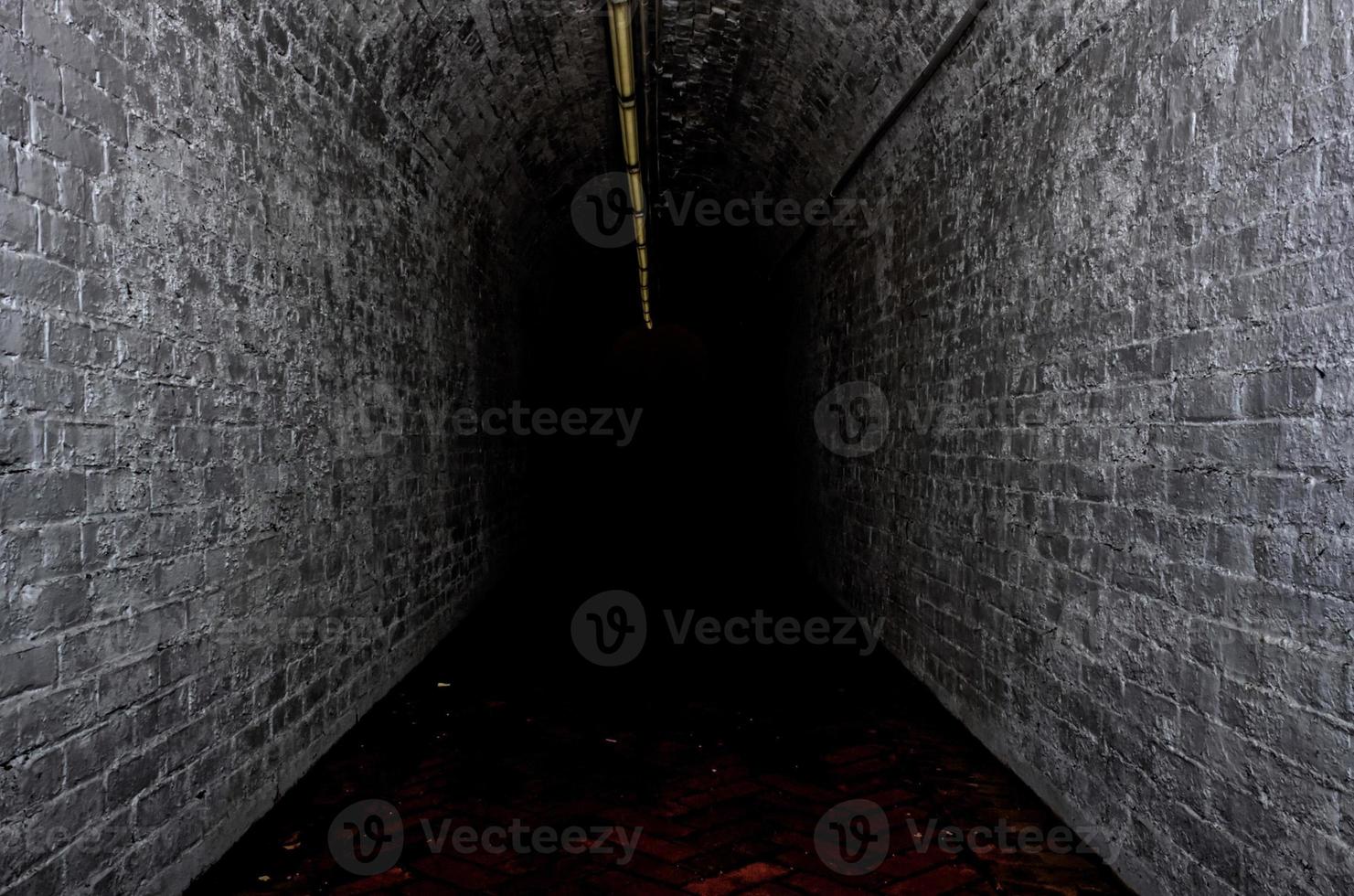 passerelle du tunnel sombre photo