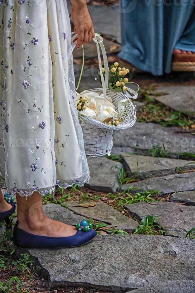 panier de fille de fleur photo