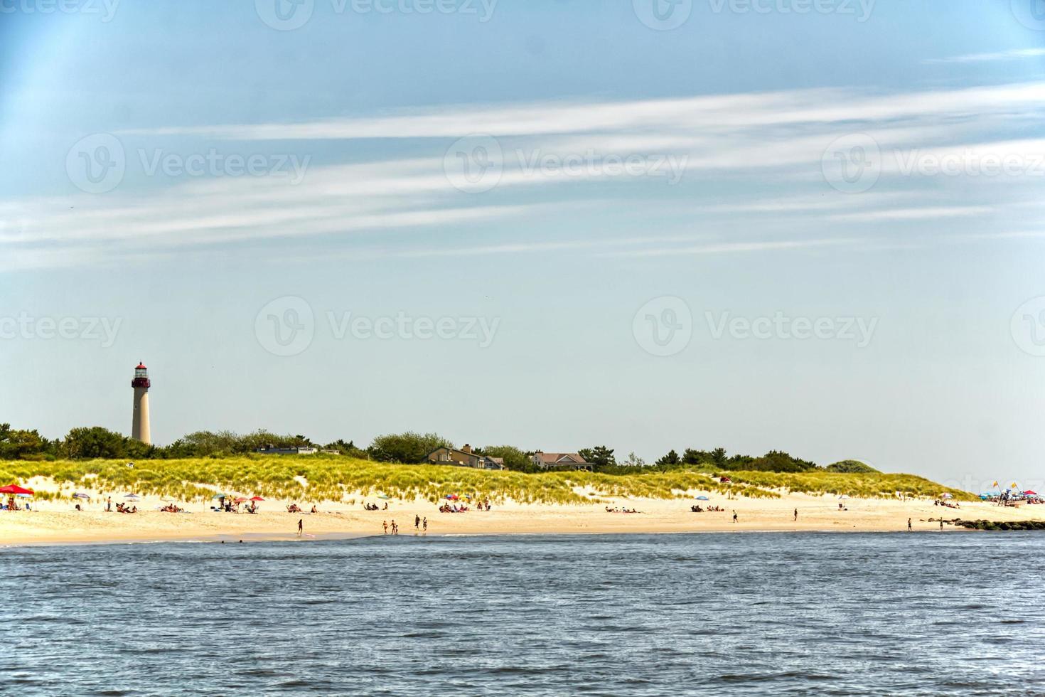 longue plage avec phare photo